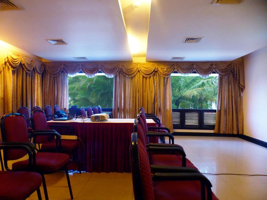 Hotel Highway Garden Kochi Esterno foto