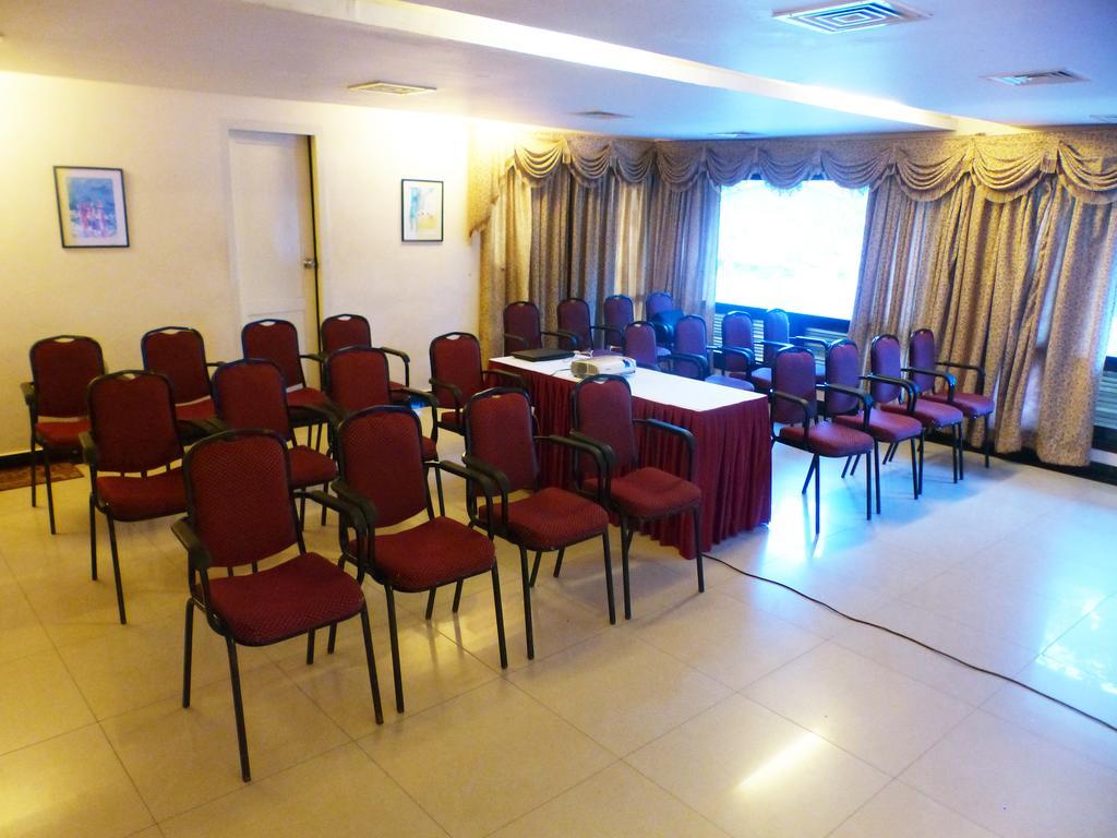 Hotel Highway Garden Kochi Esterno foto