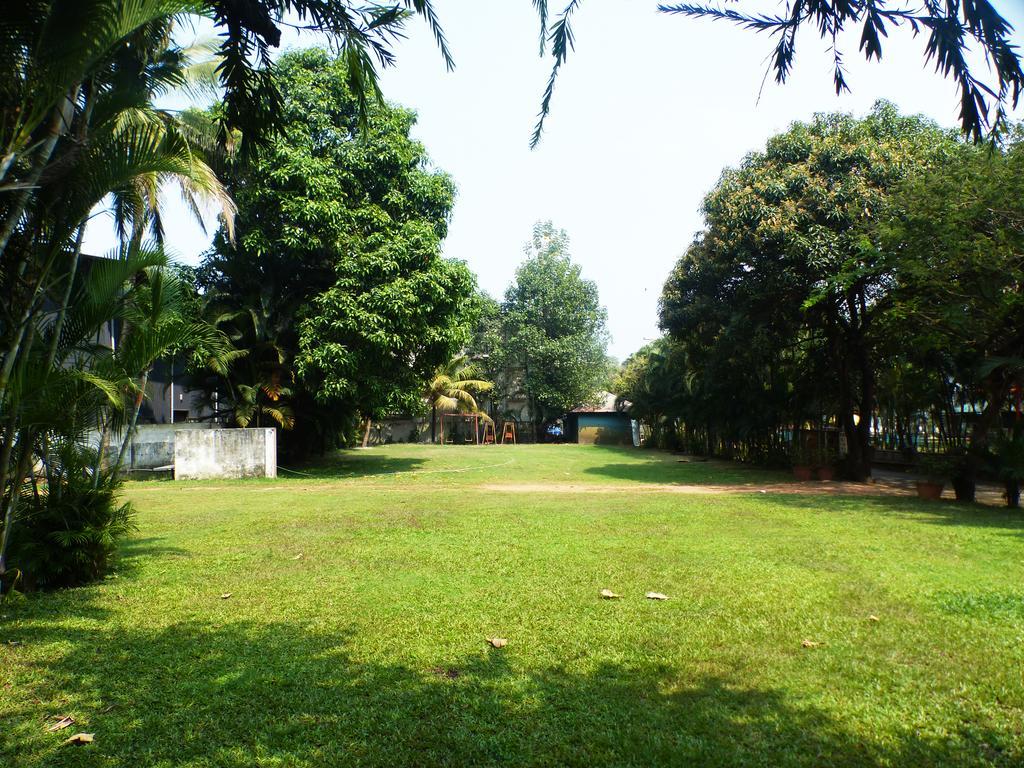 Hotel Highway Garden Kochi Esterno foto